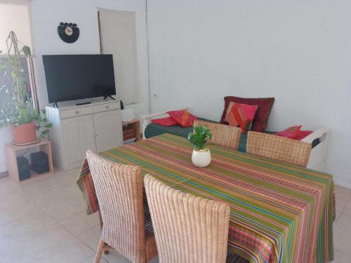 GualeguaychúComo en casa的客厅配有桌子和沙发
