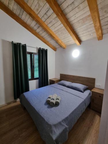 科托尔Holiday Home Cattaro的一间卧室配有一张床,并备有2个拖鞋
