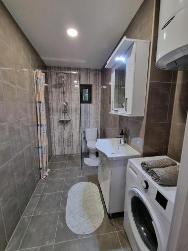 科托尔Holiday Home Cattaro的一间带水槽和洗衣机的浴室