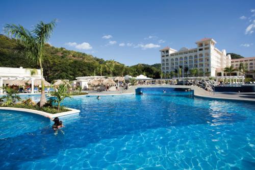 科克Riu Guanacaste - All Inclusive的度假酒店游泳池内的人