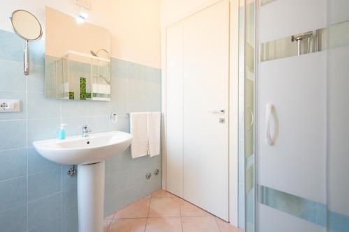 奥罗塞伊Casa Mian - Bed and Breakfast的白色的浴室设有水槽和淋浴。