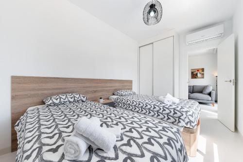 圣米格尔德萨利纳斯Apartamento Los Alcores的白色卧室配有两张带枕头的床