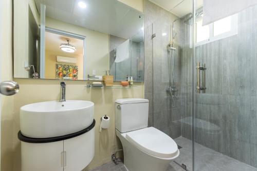 圣多明各Hostal Los Mangos Bajitos的浴室配有卫生间、盥洗盆和淋浴。