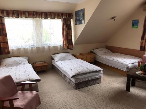艾斯特根Luca Apartman的一间卧室设有两张床和窗户。