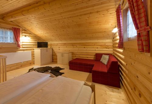 布鲁尼科Anewandterhof的小木屋设有两张床和电视