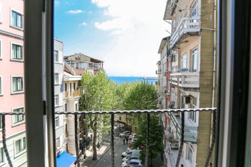 伊斯坦布尔阿西丁生活酒店的从街道的窗户欣赏风景