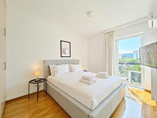 雅典Menelaou by Verde Apartments的白色的卧室设有一张大床和一个窗户
