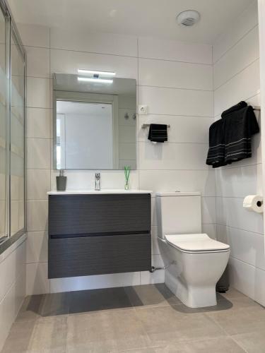 巴塞罗那Habitación confortable para parejas (1)的一间带卫生间、水槽和镜子的浴室