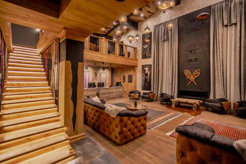 韦林格勒Kashmir Wellness & SPA Hotel Adults Only的一间带木制楼梯和楼梯间的客厅