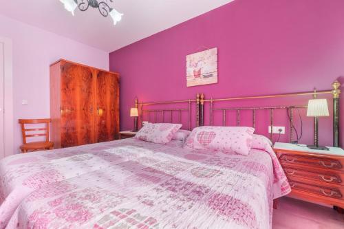 特鲁埃尔Barranco de las Maravillas的一间卧室设有紫色的墙壁和一张大床