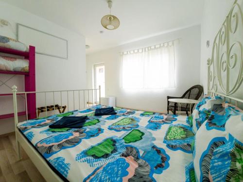 旧瓦马OZ Vama Veche的一间卧室配有一张带蓝色和白色棉被的床