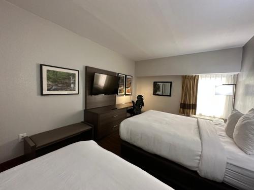 科尼尔斯科尼尔斯康夫酒店的酒店客房设有两张床和一台平面电视。