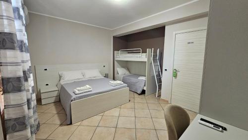 MiletoB&B Da Kociss的小房间设有床和双层床