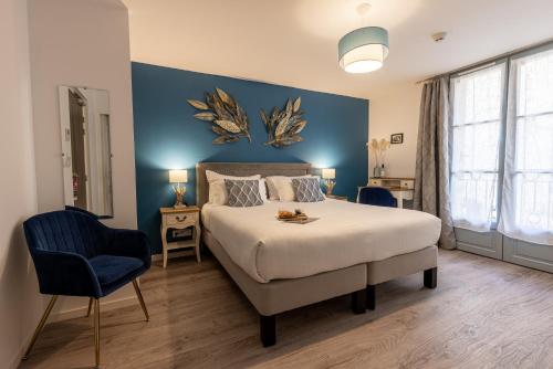 圣西普里安Hotel-Restaurant des Augustins - Cosy Places by CC - Proche Sarlat的一间卧室设有一张大床和蓝色的墙壁
