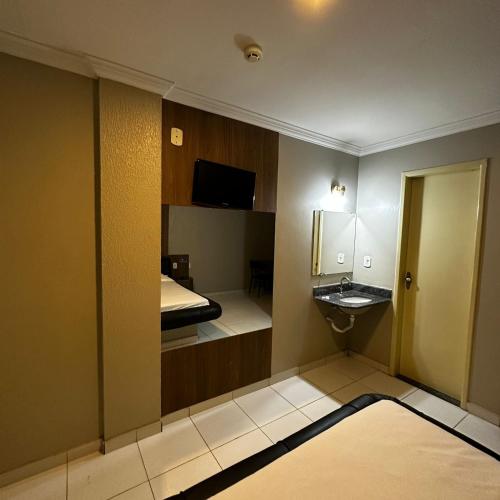 萨尔瓦多Hotel Clima的一间酒店客房 - 带一张床和一间浴室
