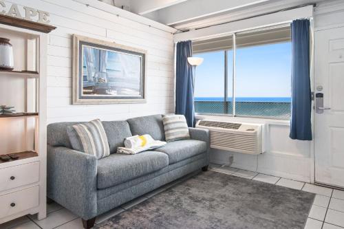 巴拿马城海滩Fontainebleau Terrace的带沙发和窗户的客厅