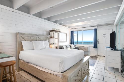巴拿马城海滩Fontainebleau Terrace的一间卧室配有一张大床和电视
