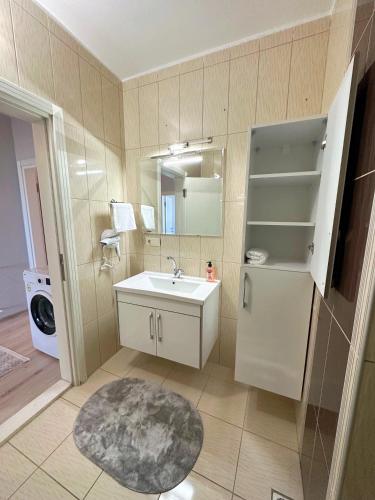 特拉布宗İMA APART的一间带水槽和镜子的浴室
