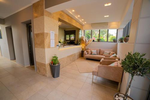 卡利塞亚-豪客迪克斯Vellum Luxury Living的大型客房设有带沙发和柜台的大堂。