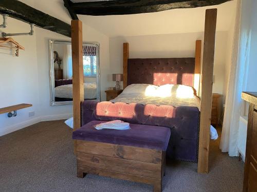 UnstoneBoundary Cottage的一间卧室配有双层床和镜子