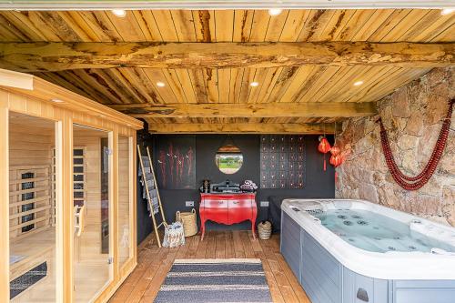 法沃内Casa del Sole Chambres d'Hotes de Charme的石墙客房内的按摩浴缸