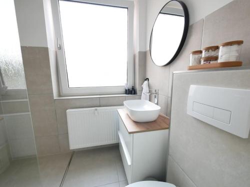 奥斯纳布吕克69 m², zentral, Balkon, stilvoll的白色的浴室设有水槽和镜子