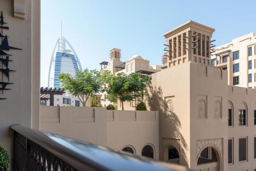 迪拜Ultimate Stay / Burj Al Arab View / Brand New / Amazing Pool with a View / Perfect Holiday / Madinat Jumeirah / 2 BDR的从大楼的阳台上可欣赏到城市景观