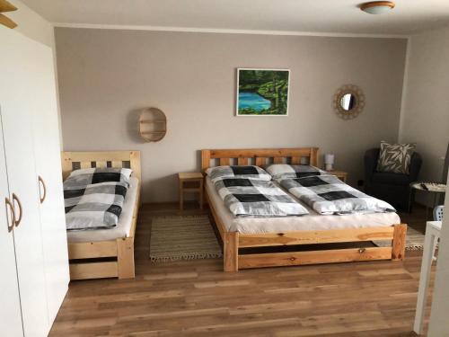 PřítlukyUbytování u Malinků的一间卧室配有两张床和椅子
