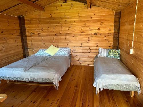 派尔努Karjamaa Garden Bungalows的小木屋内带两张床的房间