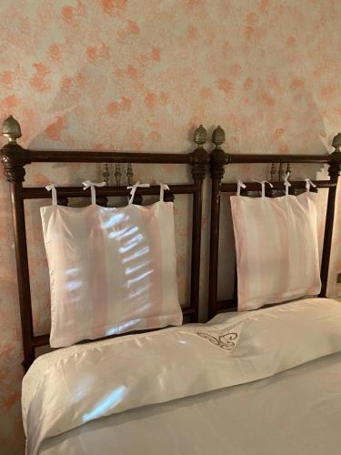 切萨雷奥港Villa Lu的床上有2个枕头