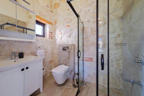 费特希耶Ader villa 2的带淋浴、卫生间和盥洗盆的浴室