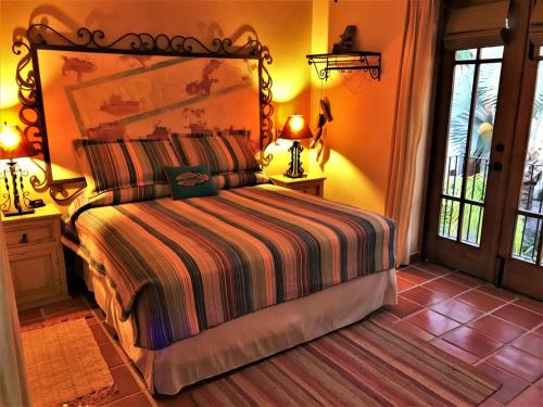洛雷托Casa Sierra by Casago的一间卧室配有一张大床和两盏灯。