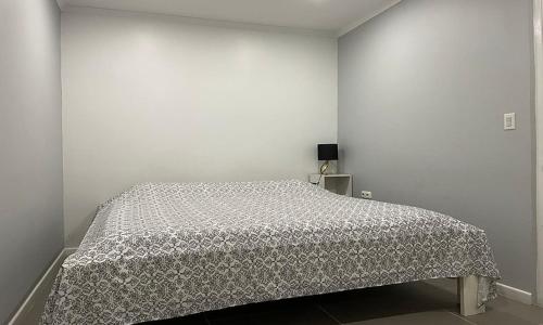 威廉斯塔德Apartment Curacao的卧室配有白色墙壁上的床铺
