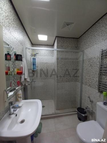 巴库Private cozy room next to metro Garayev的带淋浴、盥洗盆和卫生间的浴室