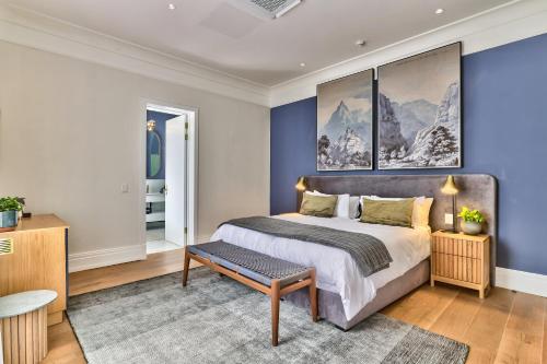 开普敦Wytham Manor House的一间卧室配有一张带蓝色墙壁的大床