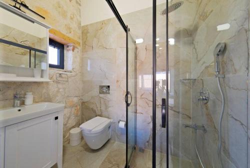 费特希耶Ader villa 6的带淋浴、卫生间和盥洗盆的浴室