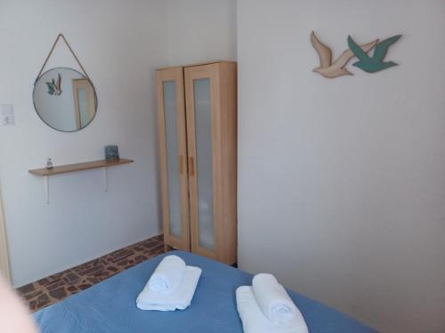 利普西岛Orizodas的一间设有蓝色床和2条白色毛巾的客房