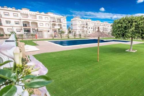 奥里韦拉Casa Flamingo Private Residence的一个带游泳池的庭院和一座建筑
