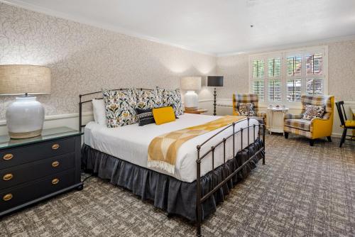 圣路易斯-奥比斯保苹果农场旅馆的一间卧室配有一张床、一张桌子和一把椅子