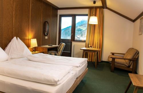 厄茨Hotel Marko的酒店客房设有床和窗户。