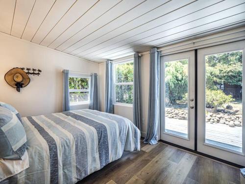 圣克鲁兹Fantastic 2 bedroom Cottage, 5min to beach的一间卧室设有床和滑动玻璃门