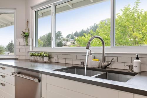 帕西菲卡Marbella Lane - Charming & Serene home in Pacifica的厨房设有水槽和窗户。