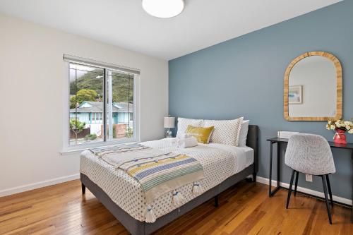 帕西菲卡Marbella Lane - Charming & Serene home in Pacifica的一间卧室设有一张床和一个窗口