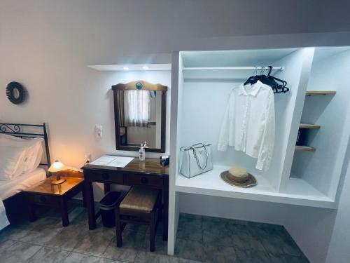 普拉提伊亚洛斯西弗诺斯Venikouas Hotel的一间卧室配有书桌、镜子和床