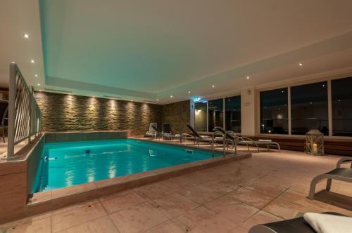 衮泽斯雷德酷博凯酒店的一座配有桌椅的酒店游泳池