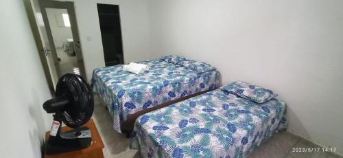 巴纳内拉斯Casa no Centro Bananeiras-PB的一间带两张床和椅子的房间