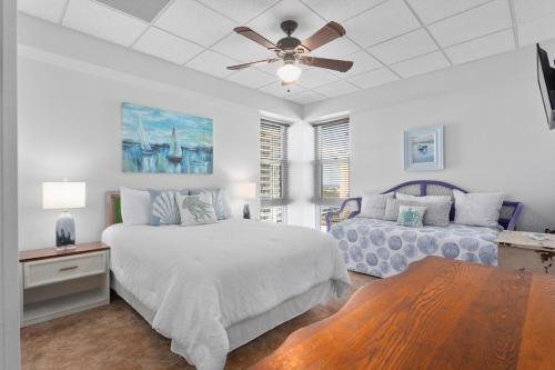 彭萨科拉海滩Ocean Front Penthouse Suite Panoramic Views of Gulf,Pensacola Beach,Pier, & Bay的一间卧室配有两张床和吊扇