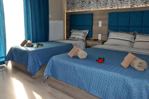 普雷韦扎Senia Holidays的一间卧室配有两张蓝色床单