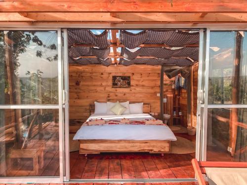 卡拉图Foresight Eco Lodge & Safari的小木屋内的卧室,配有床