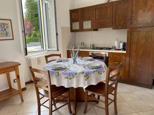 PremenoLa Stazione的厨房配有桌子和桌布